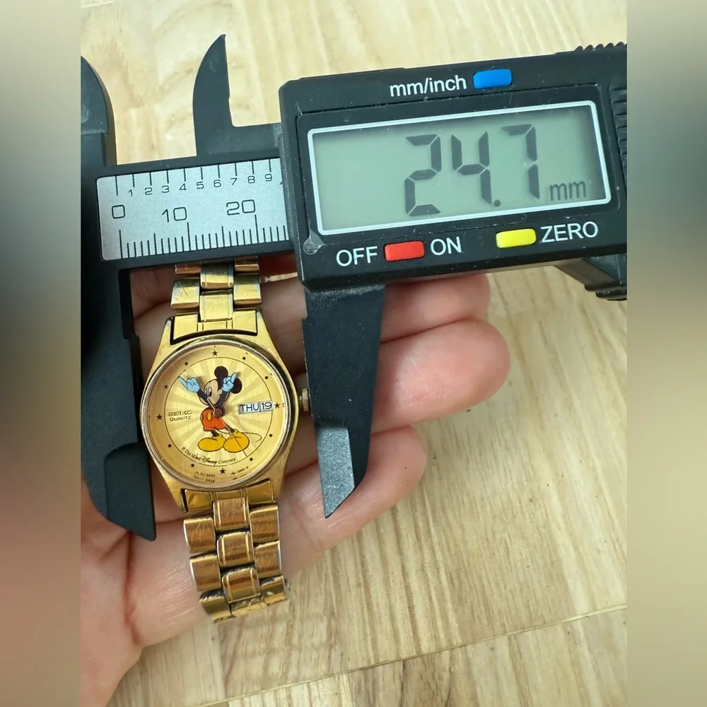 Seiko ladies Disney Mickey Mouse gold tone watch NEW BATTERY